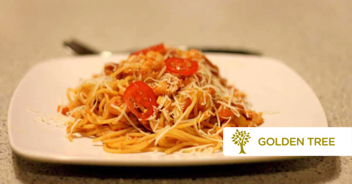 Pasta mit Garnelen in saftiger roter Soße