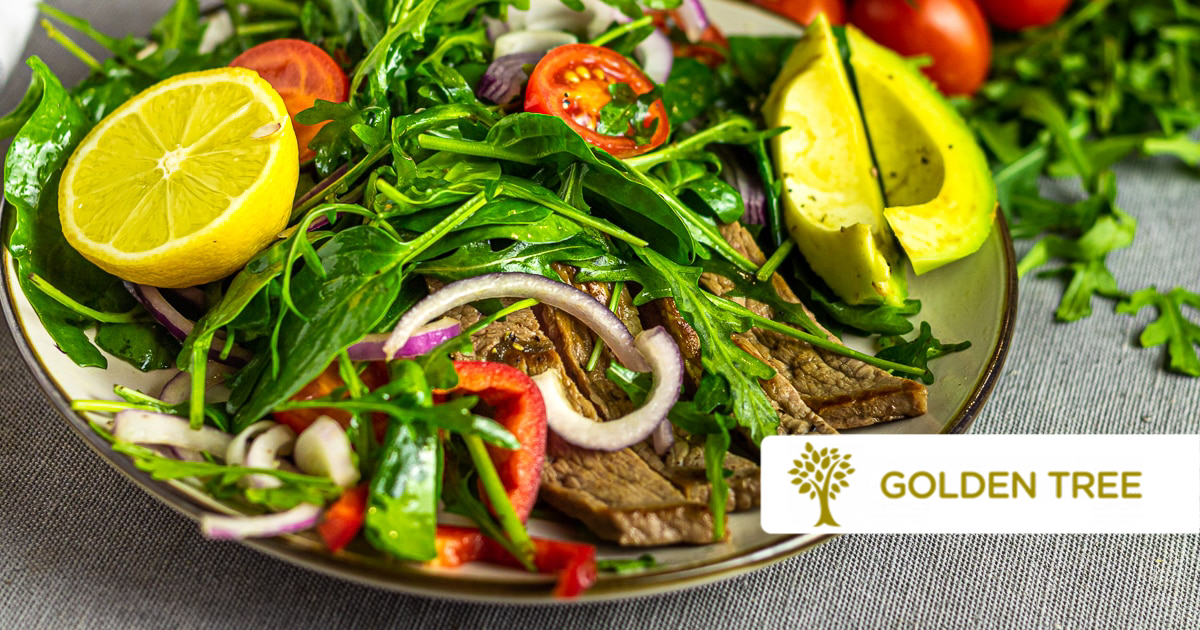 Salat mit Avocado und Rindfleischstreifen